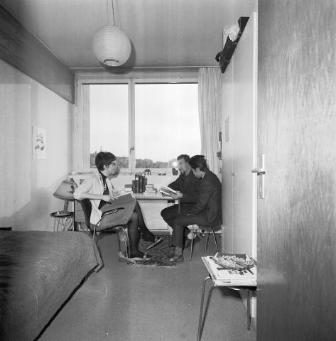 1966 – des étudiants dans leur chambre à la Cité Universitaire